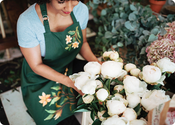 florist-arranging-flowers
